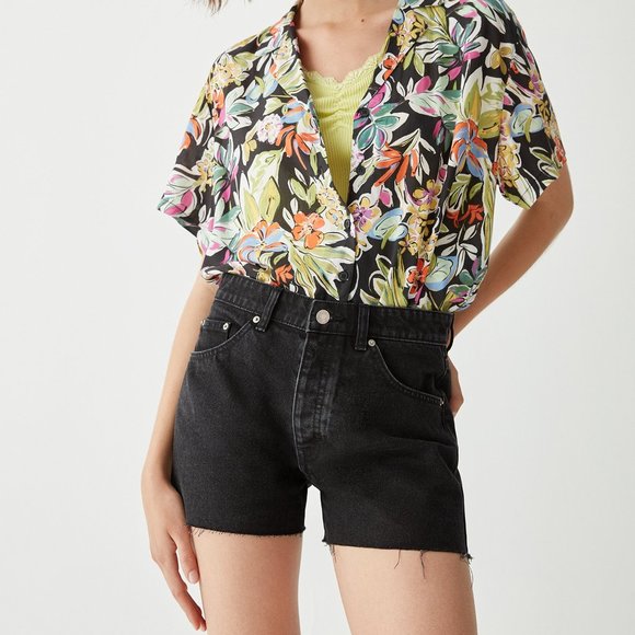 NWT PULL&BEAR Black Denim Jean Shorts Raw Hemline High Rise 30" Waist - Picture 4 of 15